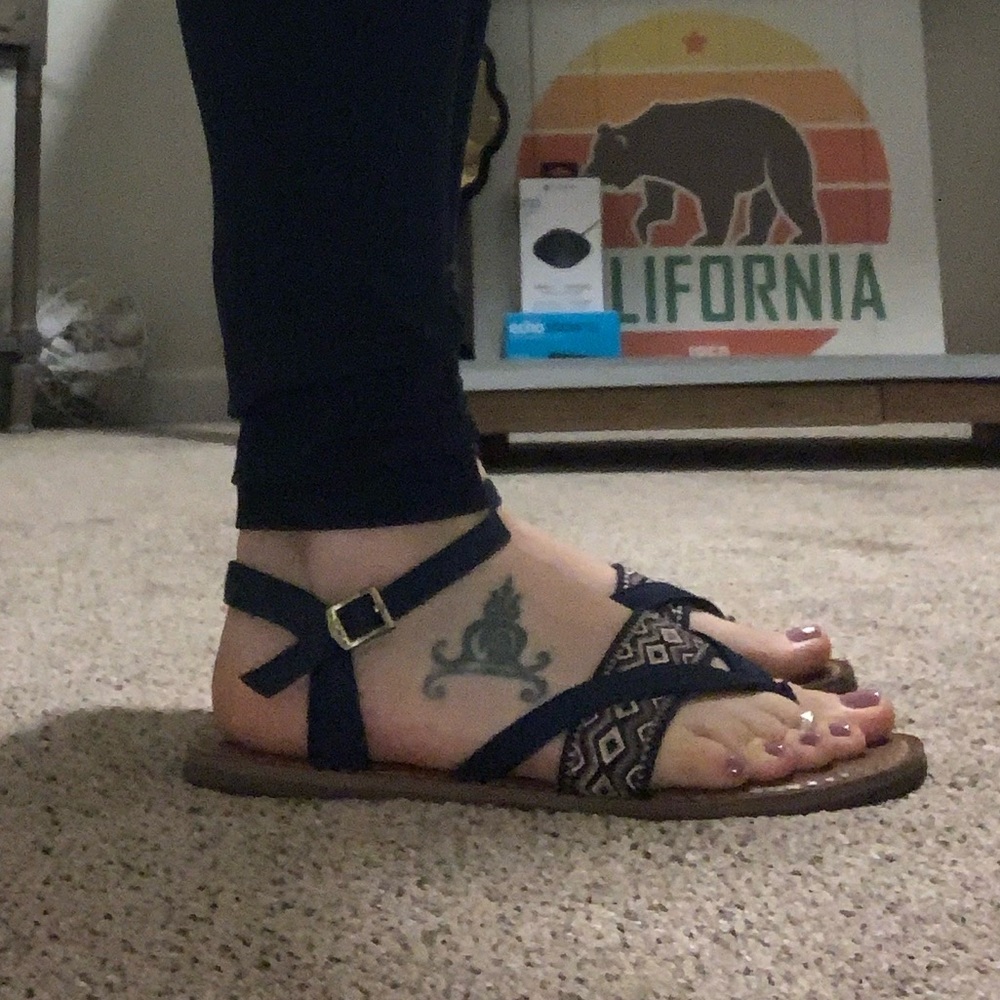 Tom’s Sandals - Picture 6 of 6